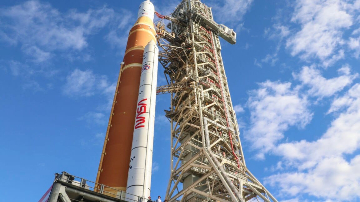NASA Artemis II 火箭运抵发射台，将执行 50 年来首次载人登月任务