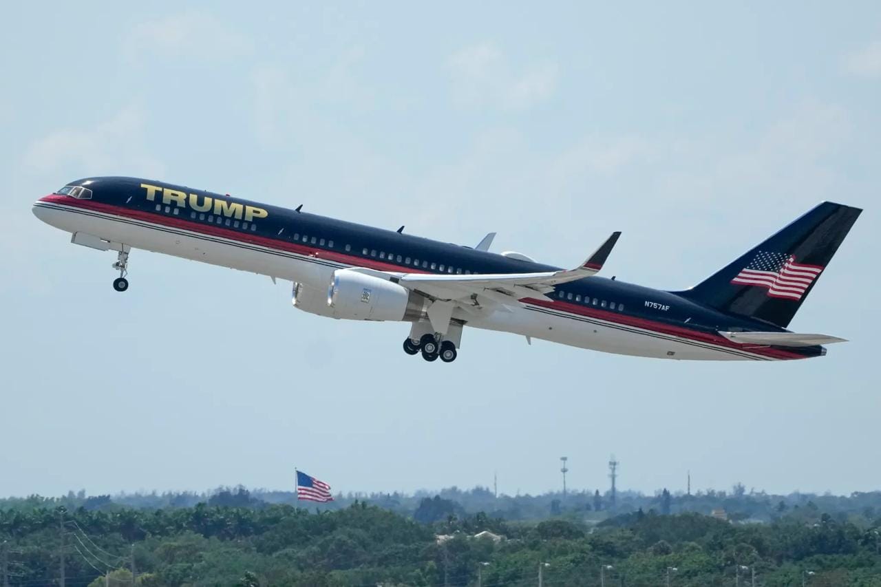 美国空军 VIP 机队更换涂装，采用特朗普偏好配色方案