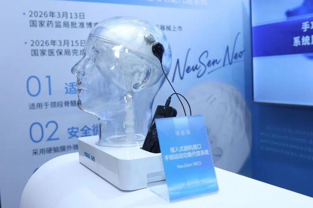 高位截瘫患者借 NEO 重新握笔